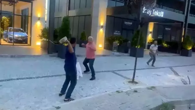 Otobüste genç kızın ayaklarının fotoğrafını çekildiğini gören yolcular şahsa meydan dayağı attı