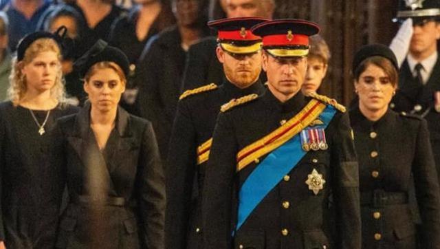 Torunları, Kraliçe'nin naaşı başında nöbet tuttu! Prens Harry ile ilgili detay dikkatlerden kaçmadı