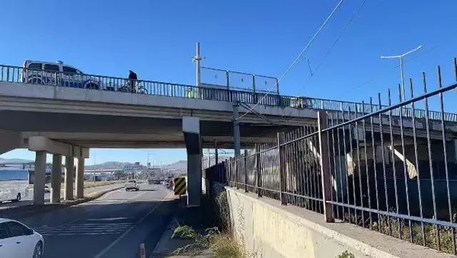 Son dakika haberleri | Çarpışan otomobillerden biri, köprüden raya düştü: 3 yaralı