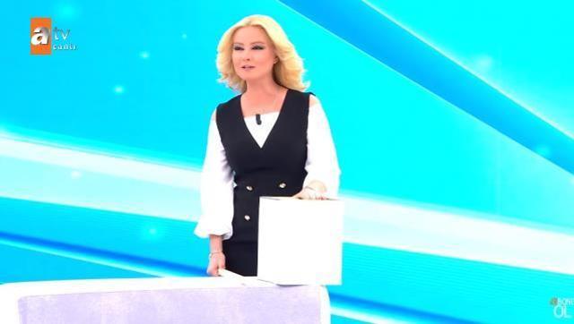 'Kaç gündür buna hazırlanıyorum' diyen Müge Anlı, canlı yayında hem güneş tutulmasını canlandırdı hem de teneke çaldı