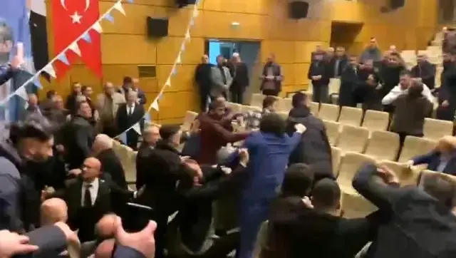 İYİ Parti'nin Rize Kongresinde kavga! Araya polis girene kadar yumruklar havada uçuştu