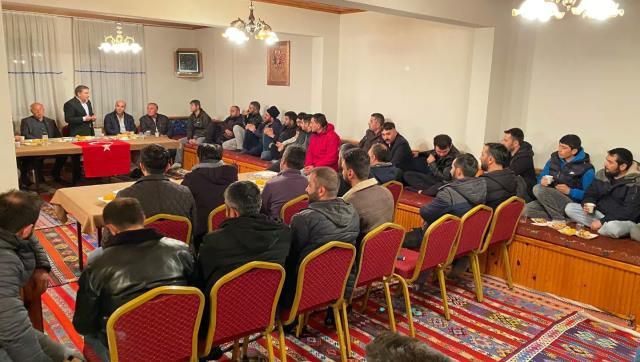 Gençlerin talebini geri çevirmedi! Dilovası belediye başkanı yöresel oyuna eşlik etti