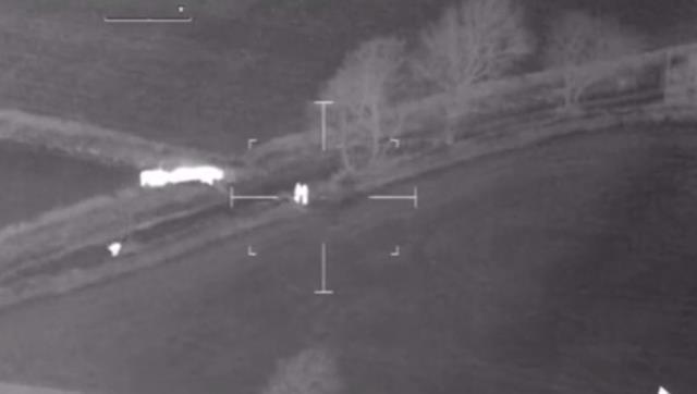 Kamera saniye saniye kaydetti! Polisten kaçan zanlıyı tarladaki inekler yakaladı Kamera saniye saniye kaydetti! Polisten kaçan zanlıyı tarladaki inekler yakaladı