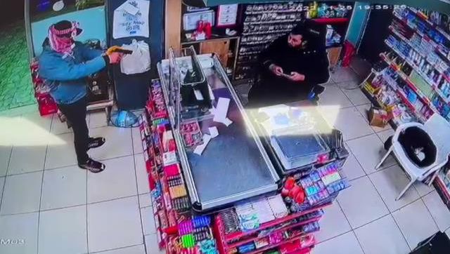 Tanınmamak için her şeyi yapan silahlı soyguncu, ayakkabısından tespit edilip yakalandı