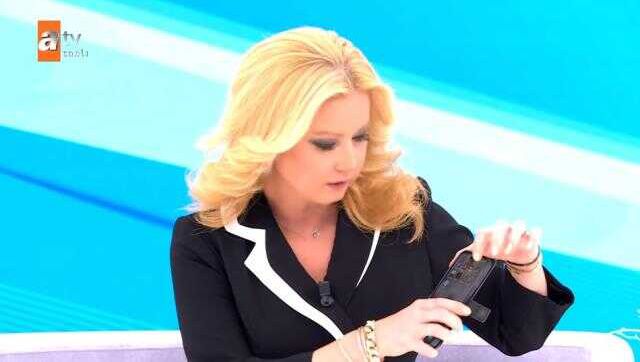 Telefonundaki KADES uygulamasını gösteren Müge Anlı, kadın seyircilere seslendi: Telefonunuza indirin