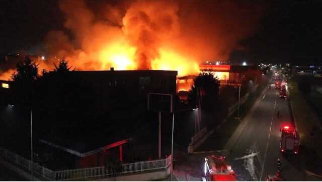 Tekirdağ'da parfüm fabrikasında çıkan yangın kontrol altına alındı