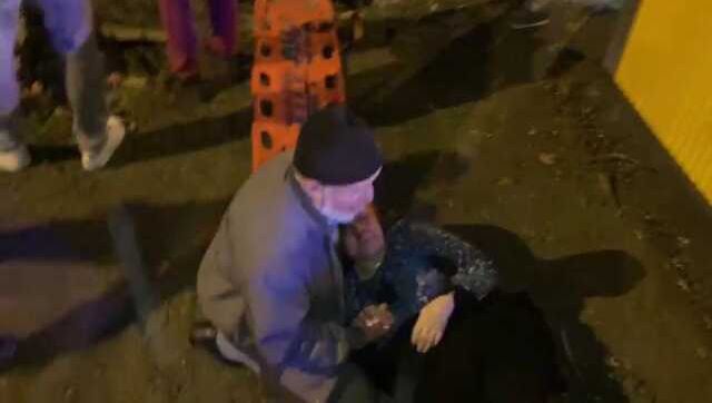 ÇARPTIĞI YAYAYA YARDIM ETMEK İSTERKEN O DA İNŞAAT ALANINA DÜŞTÜ; 4 YARALI