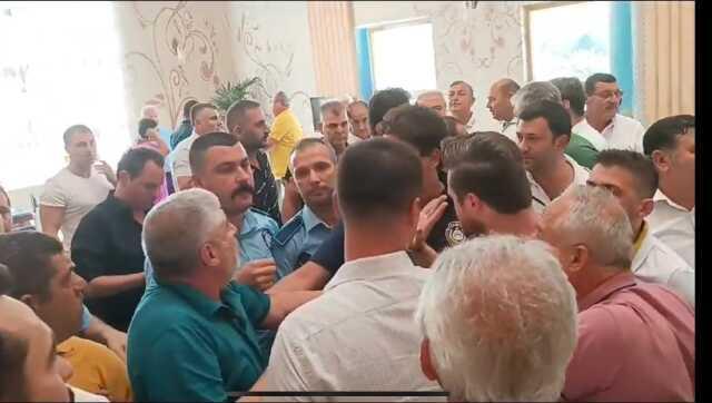 Antalya'da Belediye Başkanı ile İyi Parti Grup Sözcüsü Arasında Kavga Çıktı