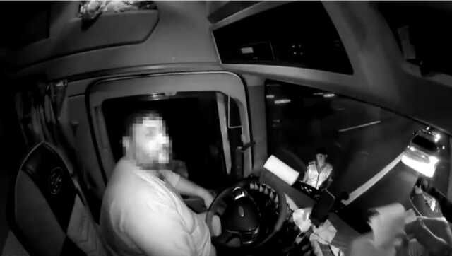 İstanbul'da Kamyon Şoförü Canlı Yayın Yaparken Jandarma Tarafından Durduruldu