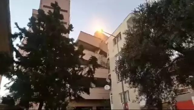 İzmir'de boşaltılan okul binası yıkım sırasında apartmanın üzerine yattı