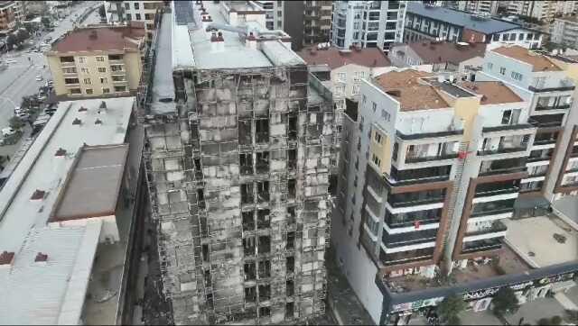 Milyon dolarlık ofislerin bulunduğu lüks iş hanında yangın böyle başladı! Vatandaşlar canını zor kurtardı