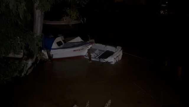 Edremit'te Dereler Taştı, Balıkçı Tekneleri Suya Gömüldü