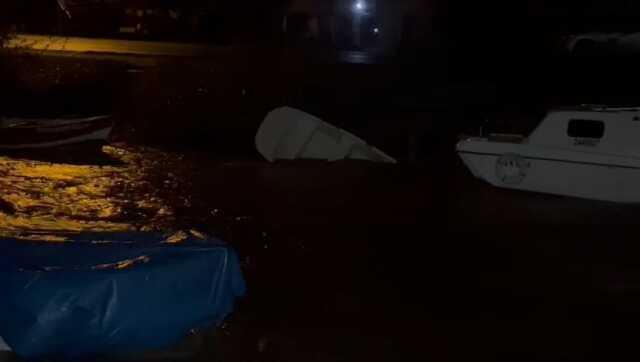 Edremit'te Dereler Taştı, Balıkçı Tekneleri Suya Gömüldü