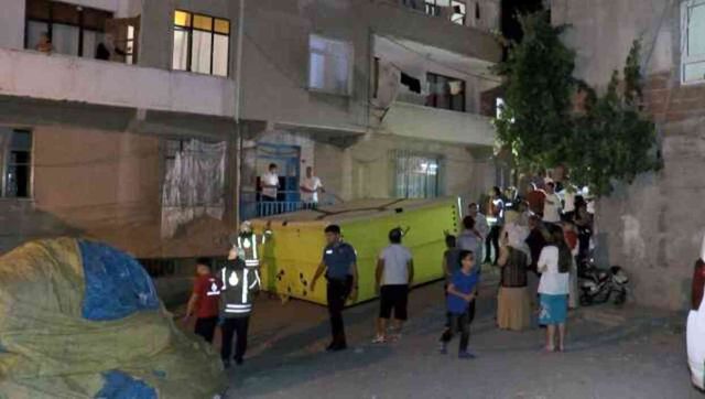 Eşiyle tartışan adam çocuklarını rehin alıp camdan sarkıttı