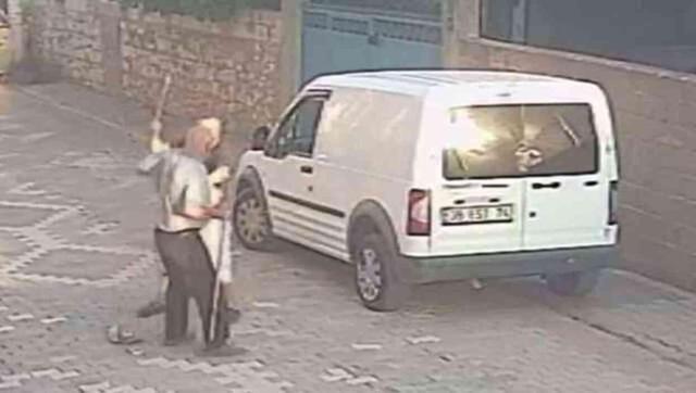 Bayat ekmek toplayan 81 yaşındaki adamı sopayla dövdü