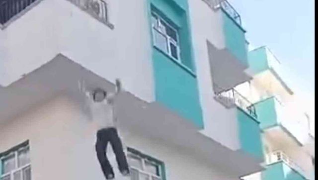 Şanlıurfa'da can pazarı: Binanın 3. katından aşağı atlayarak kurtuldular