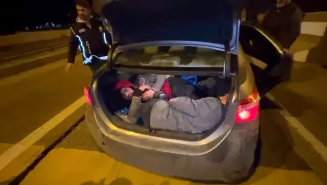 Şüphelendikleri aracı durduran ekipler bagajı açınca şaşıp kaldı