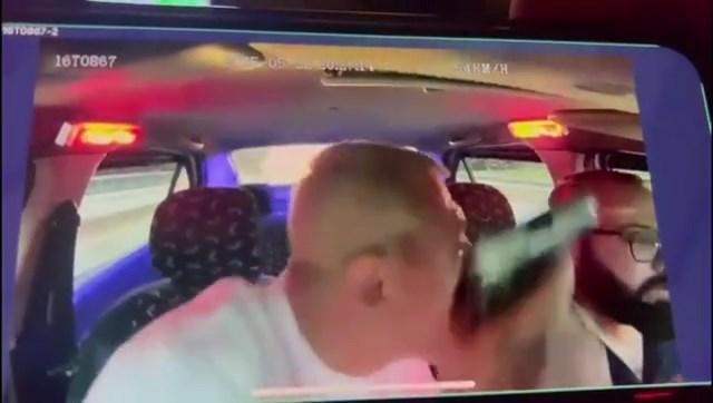 Aracına bindiği taksi şoförünü silahla tehdit edip gasbetti