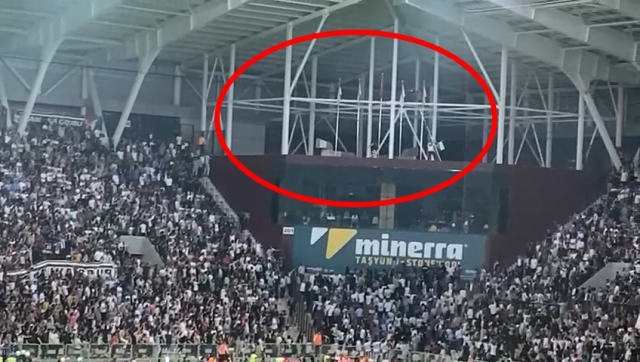 Elazığspor-Vanspor maçında kaos! Bayrağı direkten indirip yakmak istediler