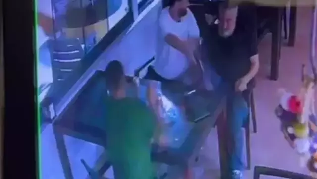 Beraber oturduğu polis memurunu vurdu, hiçbir şey olmamış gibi içeceğini içti