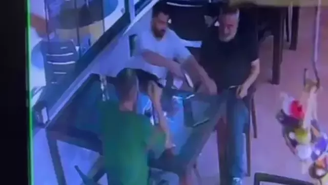Beraber oturduğu polis memurunu vurdu, hiçbir şey olmamış gibi içeceğini içti