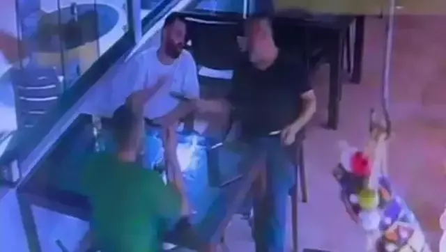 Beraber oturduğu polis memurunu vurdu, hiçbir şey olmamış gibi içeceğini içti