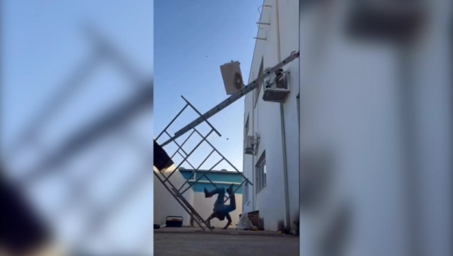 Sırtındaki klimayla birlikte metrelerce yükseklikten düştü