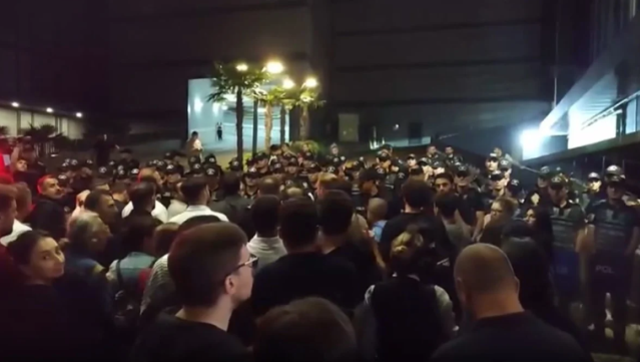 CHP İstanbul İl Binası önünde tansiyon yüksek! Yeni bariyerler getirildi