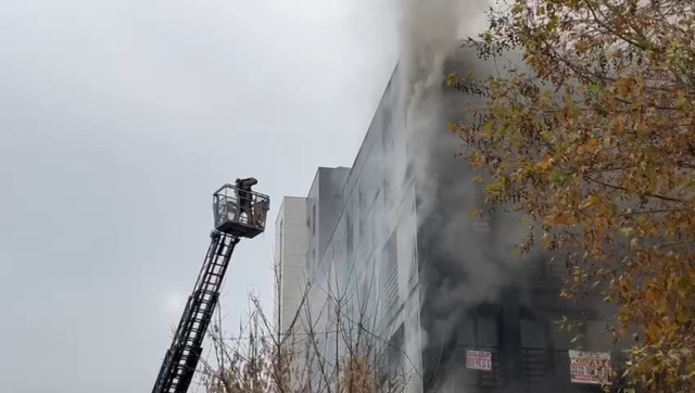 Bağdat Caddesi'nde 5 katlı binada yangın! Alevler her yeri sardı