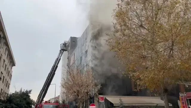 Bağdat Caddesi'nde 5 katlı binada yangın! Alevler her yeri sardı