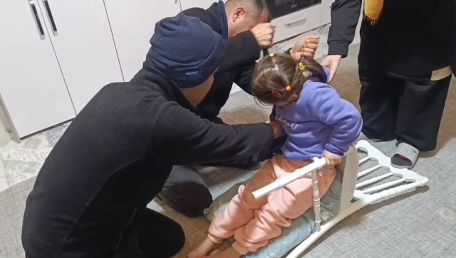 Batman'da sandalyeye sıkışan çocuğu itfaiye kurtardı