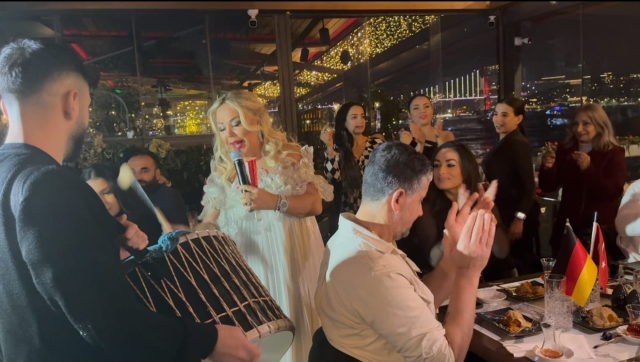 Yakamoz Restoran'da Yılbaşı Sürprizi: Safiye Gelinlikle Sahne Aldı