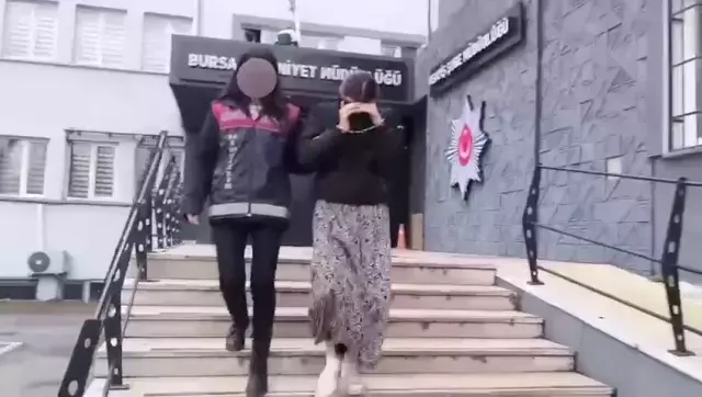 107 suç kaydı olan kadın hırsız, polis baskınında baza altında yakalandı