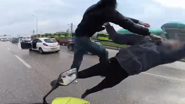 Trafikte film sahnelerini aratmayan uçan tekmeli kavga kamerada