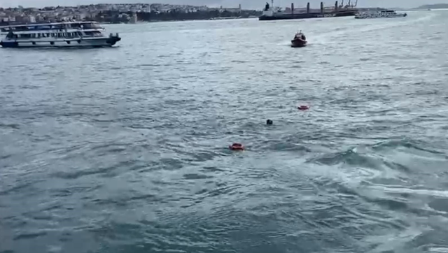 İstanbul'da bir kişi vapurdan denize atladı, görevliler ve vatandaşlar onun için seferber oldu