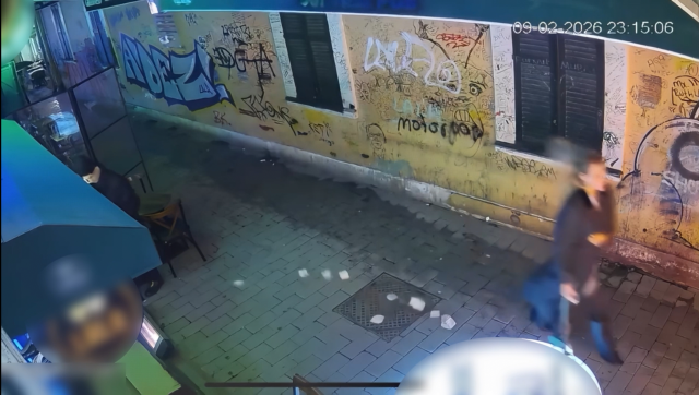 İyilik yapan esnaf aldığı karşılığa isyan etti! Kadın turistin son hareketine dikkat