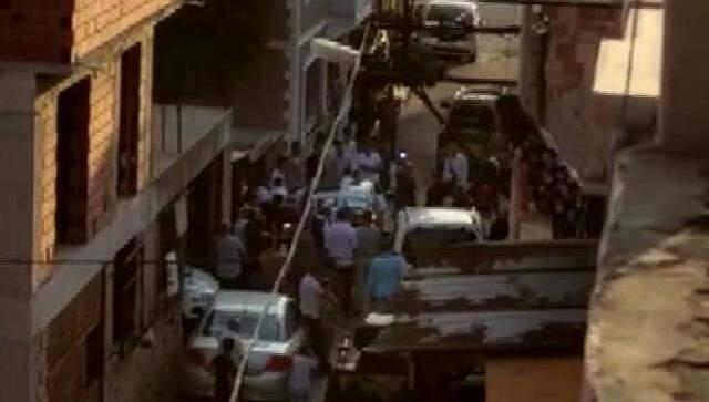 Düğünde eğlencesinde çatıya çıkan magandalar uzun namlulu silahlarla havaya ateş açtı