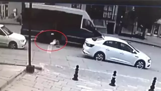 Lise öğrencisi dolmuşun açık kapısından düştü! Araç üzerinden geçti