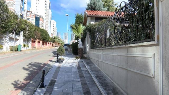 Dehşet anları kamerada! Avukat ile evine giren hırsızlar arasında çatışma çıktı