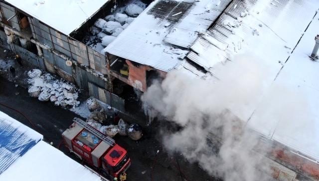 Isınmak için yaktıkları ateş, kağıt deposunu küle çevirdi! Yaşananları korku dolu gözlerle izlediler