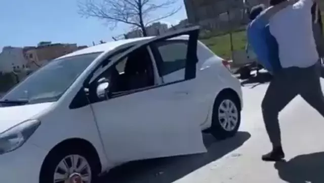 Trafikte iki sürücünün tekme tokat birbirlerine girdiği anlar kamerada