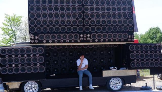 Aracını polis otosu gibi giydirdi, her gören fotoğraf çektirmek istiyor