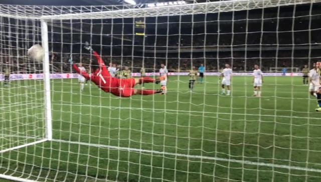 Bir Ronaldinho bir de Lincoln Henrique! Fenerbahçeli yıldızın frikik golünde topa verdiği falso hayrete düşürdü