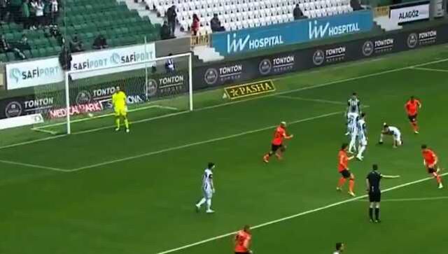 Akıl dolu şut! Başakşehir'in dünyaca ünlü yıldızı Januzaj'dan izleyenleri mest eden gol