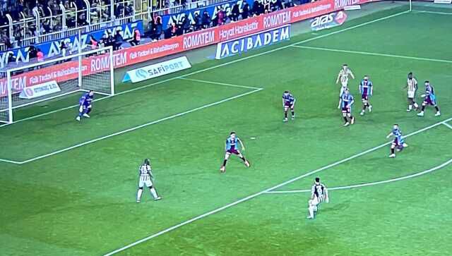 Taraftarın sabrı taştı! Fenerbahçe tribünleri takım önde giderken tek bir futbolcuyu yuhaladı