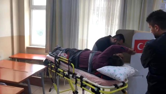 Sedye ile oy vermeye gelen diyaliz hastasından ders niteliğinde sözler