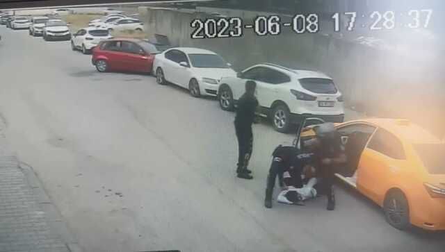 12 suçtan aranan şüpheli polisleri tehdit edip kaçtığı takside yakalandı