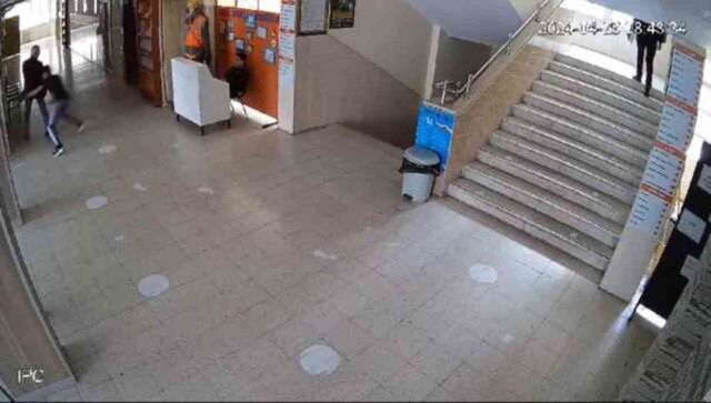 Okul merdiveninde pusuya yatıp öğretmenini bıçakladı! Dehşet anları kamerada