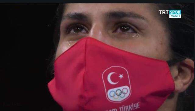 İstiklal Marşımızda gözyaşları sel oldu! Türk halkına yaşattıkların için teşekkürler Busenaz Sürmeneli