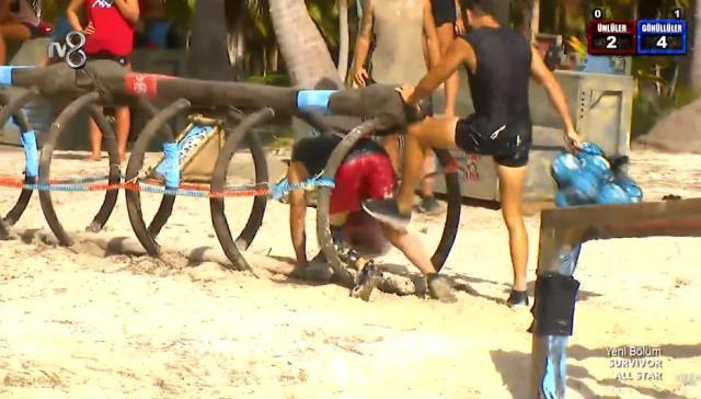 Survivor'da büyük kavga! Prodüksiyon, Adem ve Atakan'ı güçlükle ayırdı